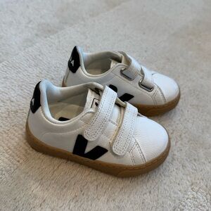 White and blue leather Veja Kids Velcro Sneakers size 8 toddler Tan Shearling
